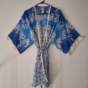 In Bloom Jonquil Robe Short Lightweight Packable Blue White Floral Kimono M Lace